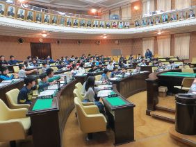 議場で説明を受ける児童の皆さんの写真