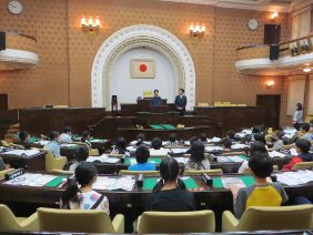 児童の皆さんの議場での集合写真