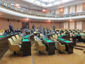 議場で説明を受ける児童の皆さんの写真