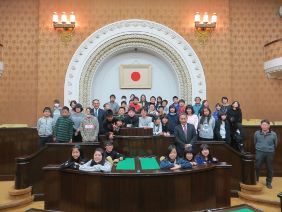 児童の皆さんの議場での集合写真