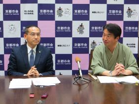 議長記者会見の様子