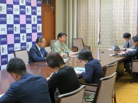 議長記者会見の様子