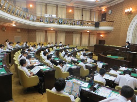 議場で説明を受ける児童の皆さんの写真