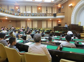 説明を聴く見学者の皆さんの写真