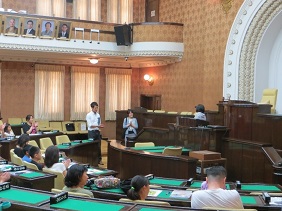 演壇でのひとこと体験の写真